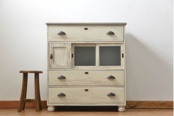 アンティーク家具　アンティークペイント　モールガラス入り脚付きチェスト(タンス、ドロワー)