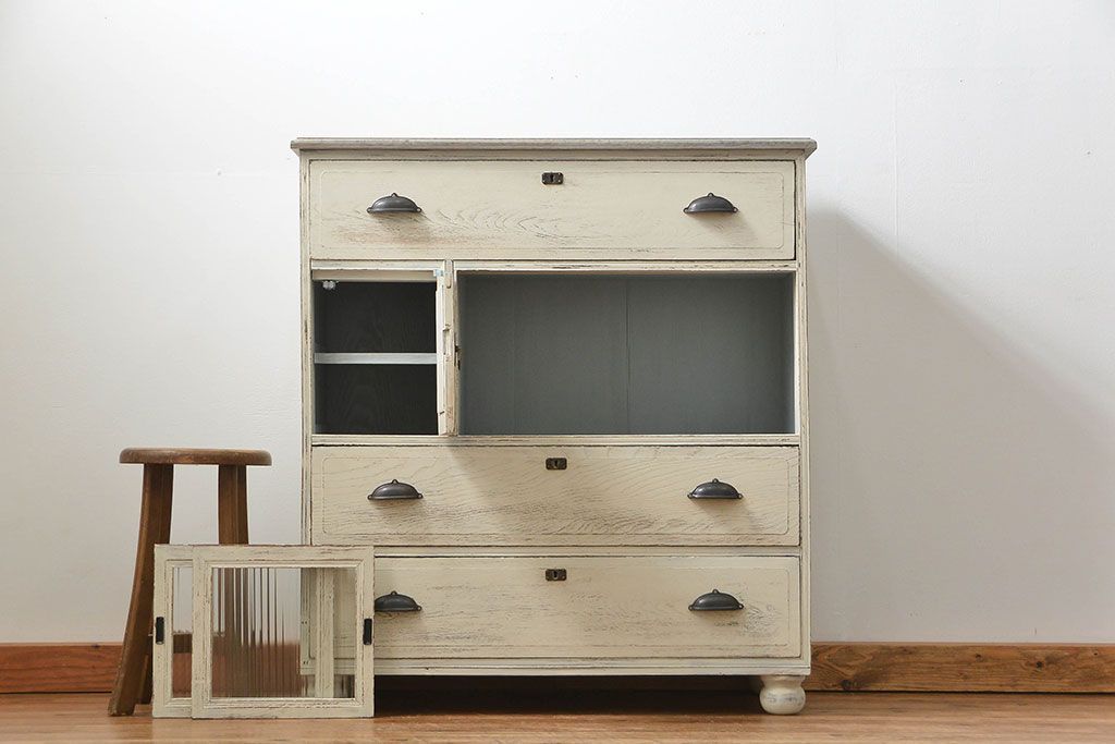 アンティーク家具　アンティークペイント　モールガラス入り脚付きチェスト(タンス、ドロワー)