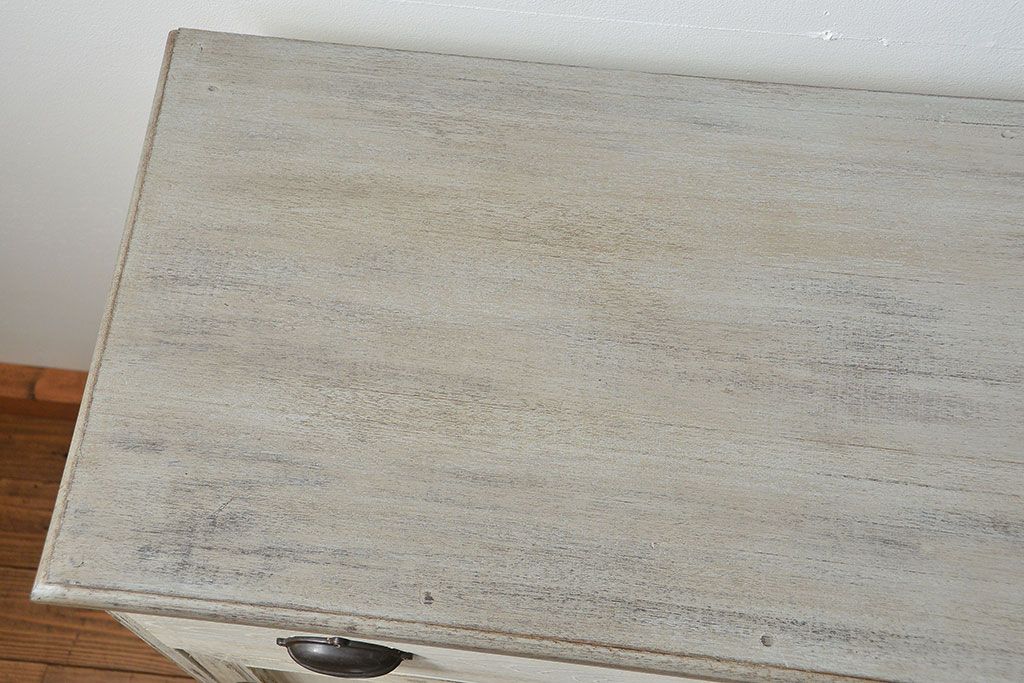 アンティーク家具　アンティークペイント　モールガラス入り脚付きチェスト(タンス、ドロワー)