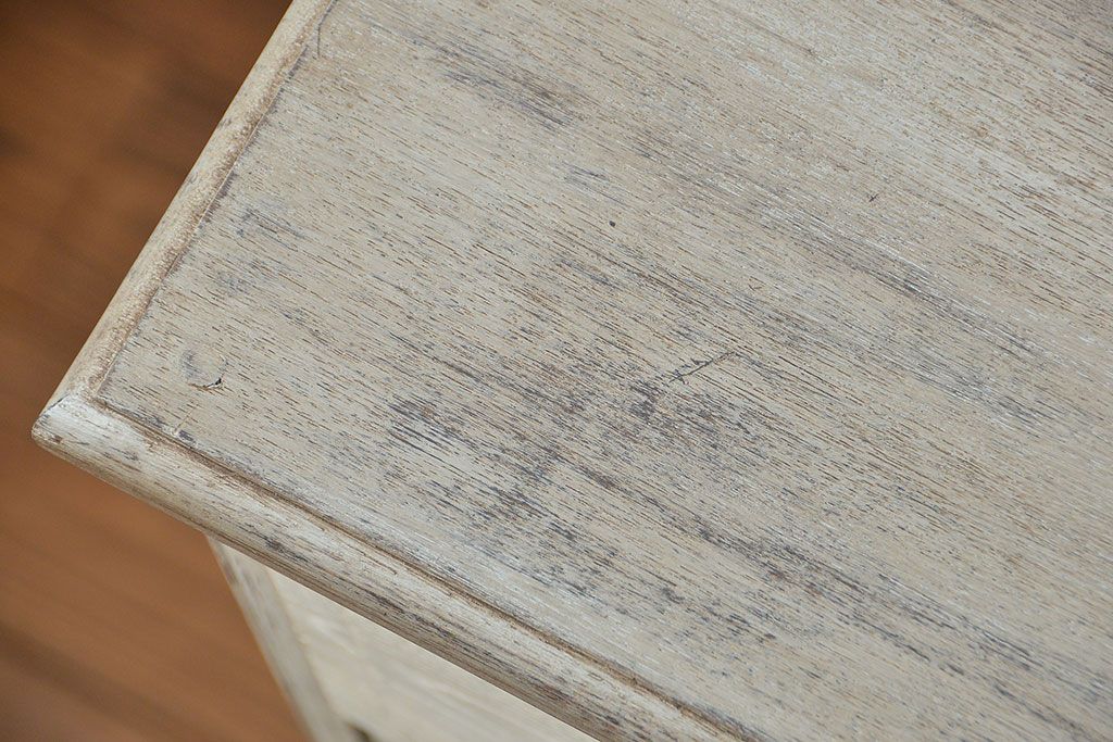 アンティーク家具　アンティークペイント　モールガラス入り脚付きチェスト(タンス、ドロワー)