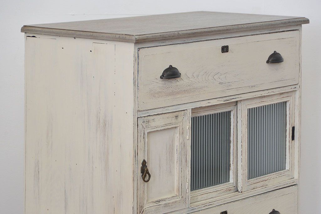 アンティーク家具　アンティークペイント　モールガラス入り脚付きチェスト(タンス、ドロワー)