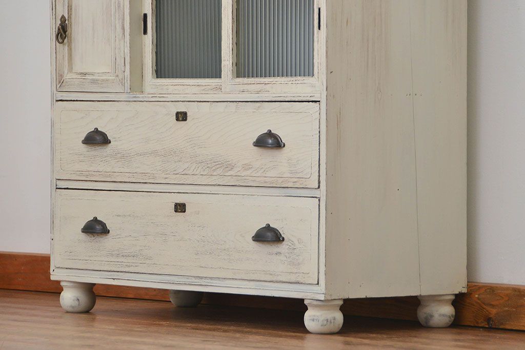 アンティーク家具　アンティークペイント　モールガラス入り脚付きチェスト(タンス、ドロワー)