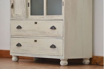 アンティーク家具　アンティークペイント　モールガラス入り脚付きチェスト(タンス、ドロワー)