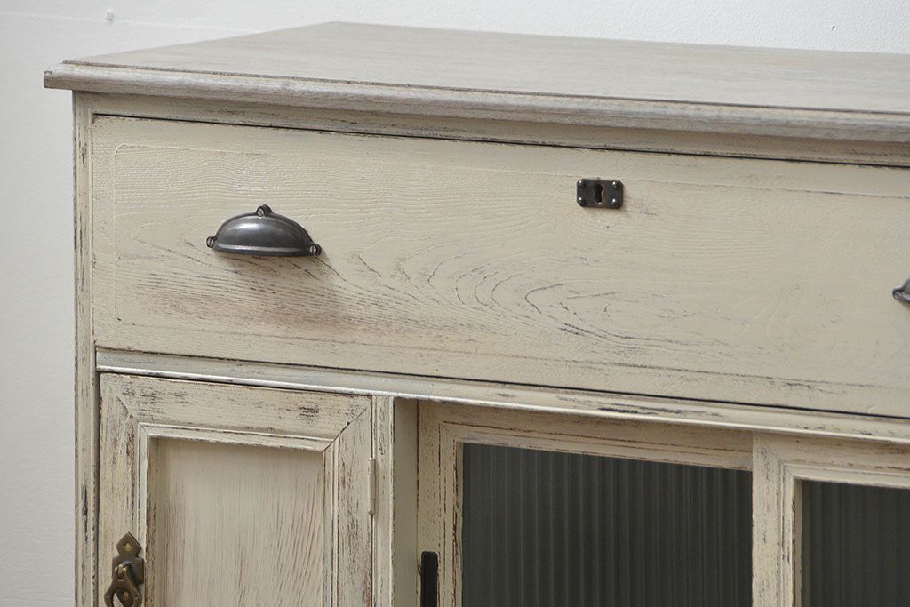 アンティーク家具　アンティークペイント　モールガラス入り脚付きチェスト(タンス、ドロワー)