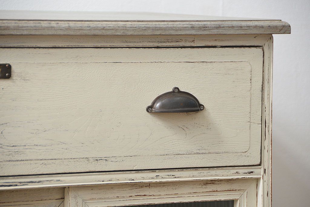 アンティーク家具　アンティークペイント　モールガラス入り脚付きチェスト(タンス、ドロワー)