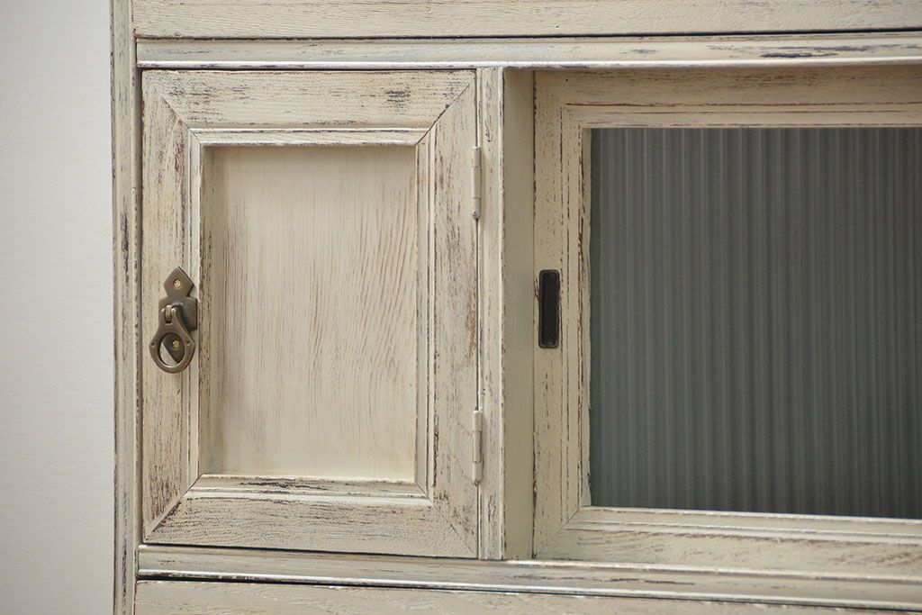 アンティーク家具　アンティークペイント　モールガラス入り脚付きチェスト(タンス、ドロワー)