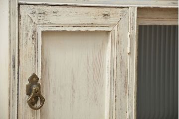 アンティーク家具　アンティークペイント　モールガラス入り脚付きチェスト(タンス、ドロワー)