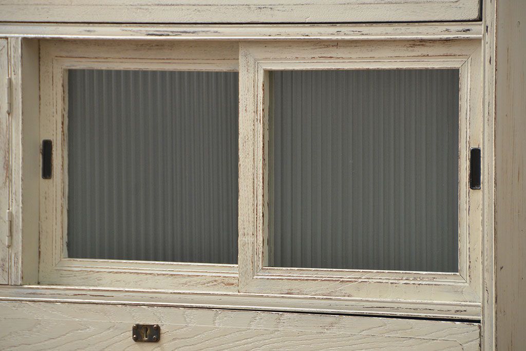 アンティーク家具　アンティークペイント　モールガラス入り脚付きチェスト(タンス、ドロワー)