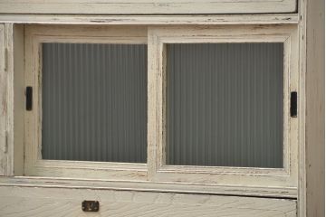 アンティーク家具　アンティークペイント　モールガラス入り脚付きチェスト(タンス、ドロワー)