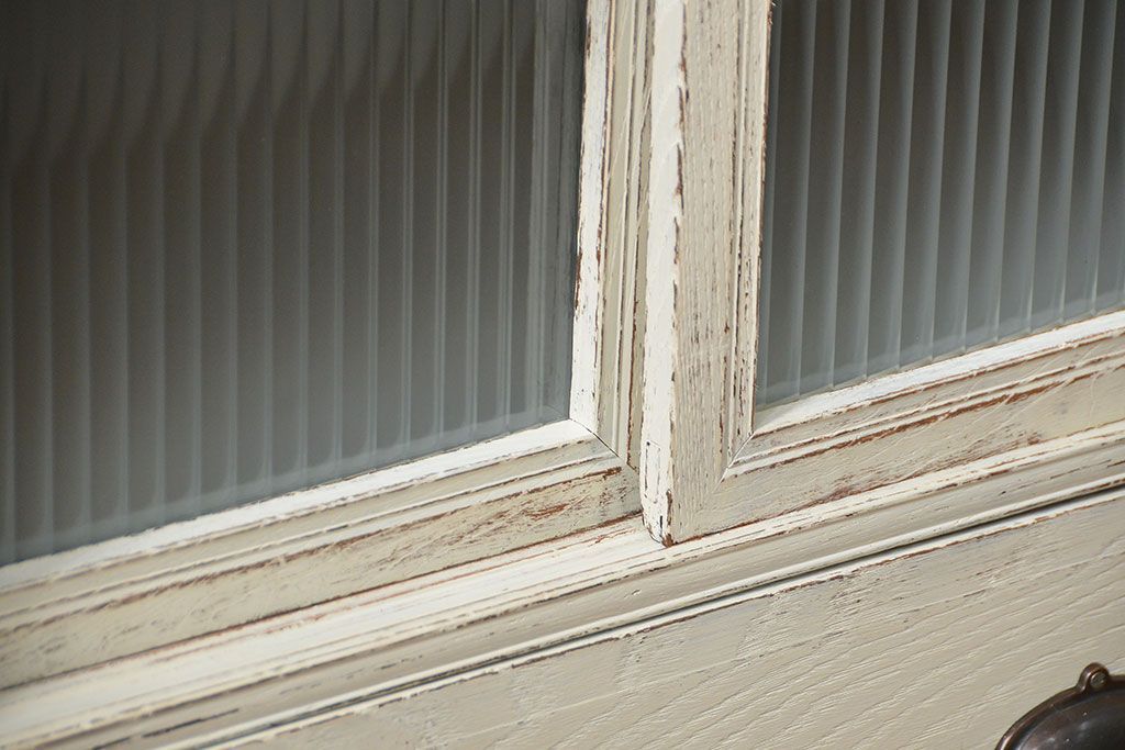 アンティーク家具　アンティークペイント　モールガラス入り脚付きチェスト(タンス、ドロワー)