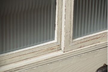 アンティーク家具　アンティークペイント　モールガラス入り脚付きチェスト(タンス、ドロワー)