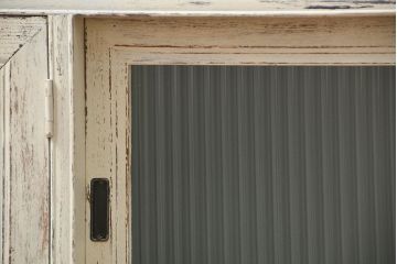 アンティーク家具　アンティークペイント　モールガラス入り脚付きチェスト(タンス、ドロワー)