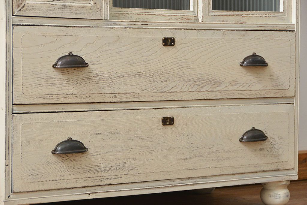 アンティーク家具　アンティークペイント　モールガラス入り脚付きチェスト(タンス、ドロワー)