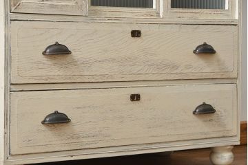 アンティーク家具　アンティークペイント　モールガラス入り脚付きチェスト(タンス、ドロワー)