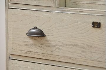 アンティーク家具　アンティークペイント　モールガラス入り脚付きチェスト(タンス、ドロワー)