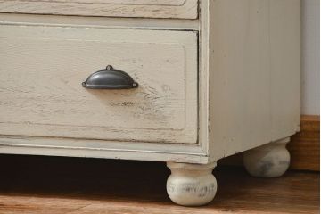 アンティーク家具　アンティークペイント　モールガラス入り脚付きチェスト(タンス、ドロワー)