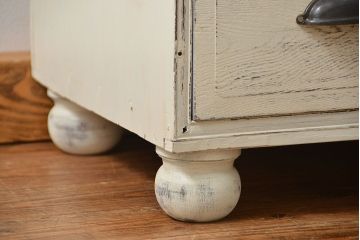 アンティーク家具　アンティークペイント　モールガラス入り脚付きチェスト(タンス、ドロワー)