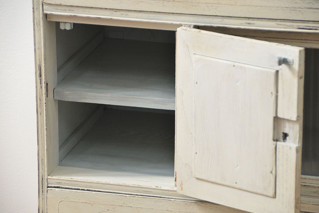 アンティーク家具　アンティークペイント　モールガラス入り脚付きチェスト(タンス、ドロワー)