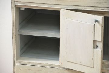 アンティーク家具　アンティークペイント　モールガラス入り脚付きチェスト(タンス、ドロワー)