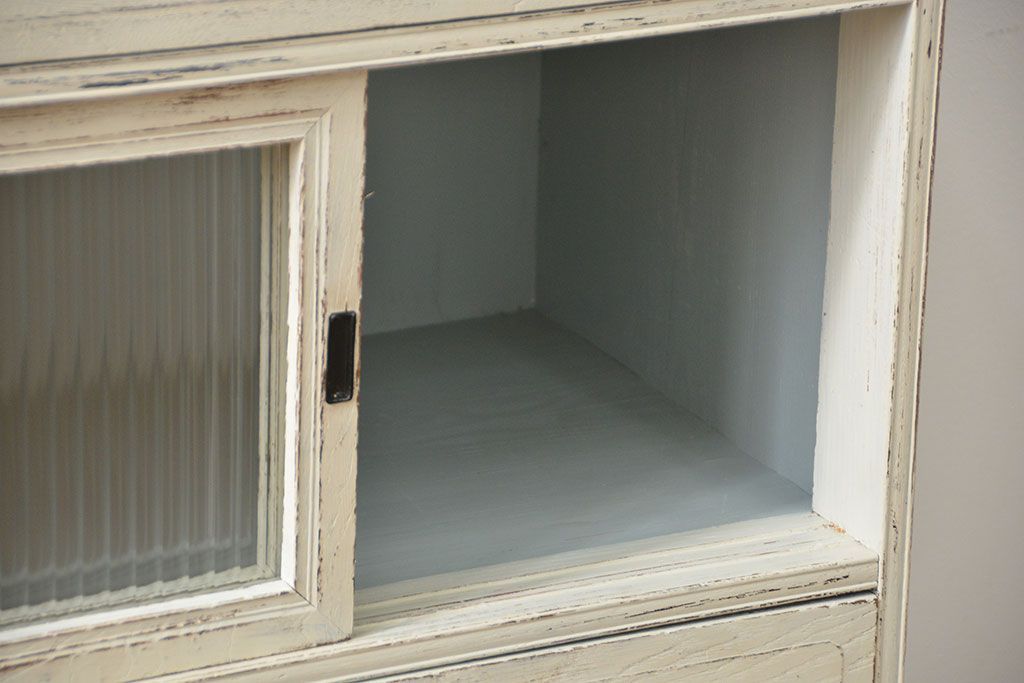 アンティーク家具　アンティークペイント　モールガラス入り脚付きチェスト(タンス、ドロワー)