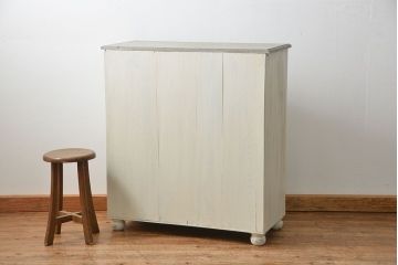 アンティーク家具　アンティークペイント　モールガラス入り脚付きチェスト(タンス、ドロワー)