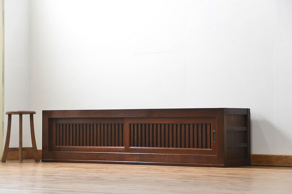 アンティーク家具　アンティーク モダンな縦桟引き戸の時代箪笥 ローボード(水屋箪笥、ローチェスト、TVボード、テレビ台、キャビネット、収納棚)