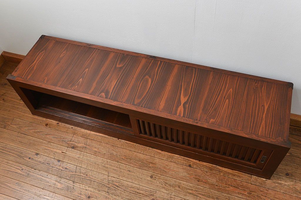 アンティーク家具　アンティーク モダンな縦桟引き戸の時代箪笥 ローボード(水屋箪笥、ローチェスト、TVボード、テレビ台、キャビネット、収納棚)