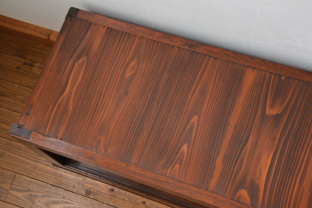 アンティーク家具　アンティーク モダンな縦桟引き戸の時代箪笥 ローボード(水屋箪笥、ローチェスト、TVボード、テレビ台、キャビネット、収納棚)