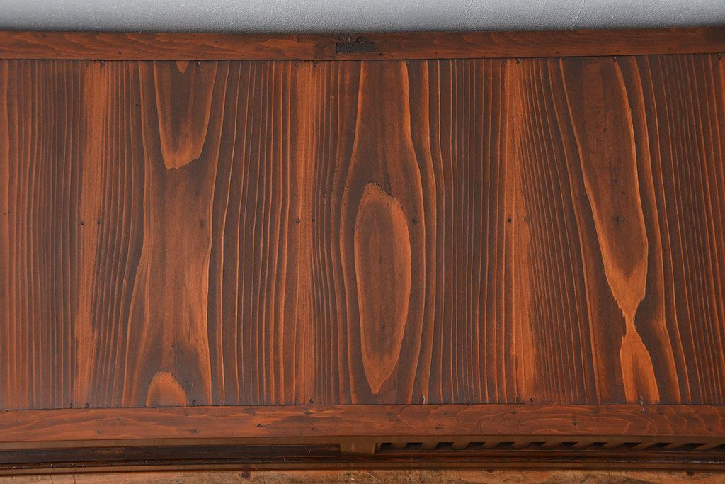 アンティーク家具　アンティーク モダンな縦桟引き戸の時代箪笥 ローボード(水屋箪笥、ローチェスト、TVボード、テレビ台、キャビネット、収納棚)