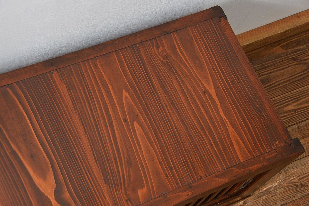 アンティーク家具　アンティーク モダンな縦桟引き戸の時代箪笥 ローボード(水屋箪笥、ローチェスト、TVボード、テレビ台、キャビネット、収納棚)