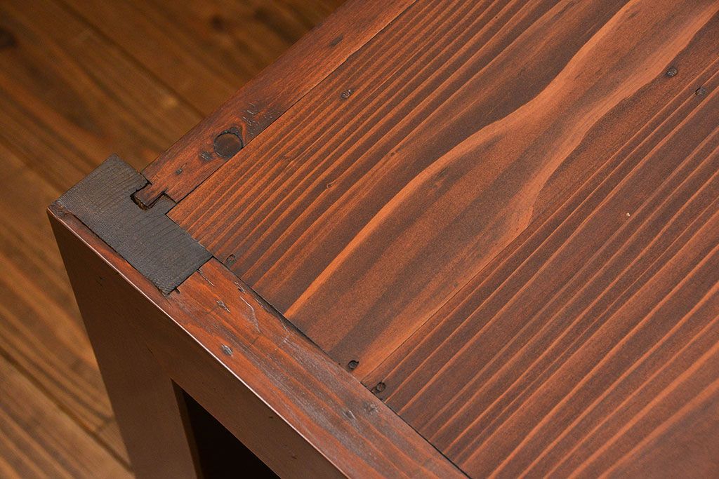 アンティーク家具　アンティーク モダンな縦桟引き戸の時代箪笥 ローボード(水屋箪笥、ローチェスト、TVボード、テレビ台、キャビネット、収納棚)