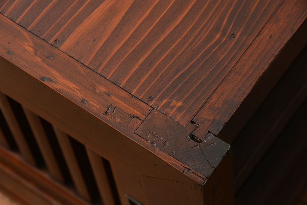 アンティーク家具　アンティーク モダンな縦桟引き戸の時代箪笥 ローボード(水屋箪笥、ローチェスト、TVボード、テレビ台、キャビネット、収納棚)