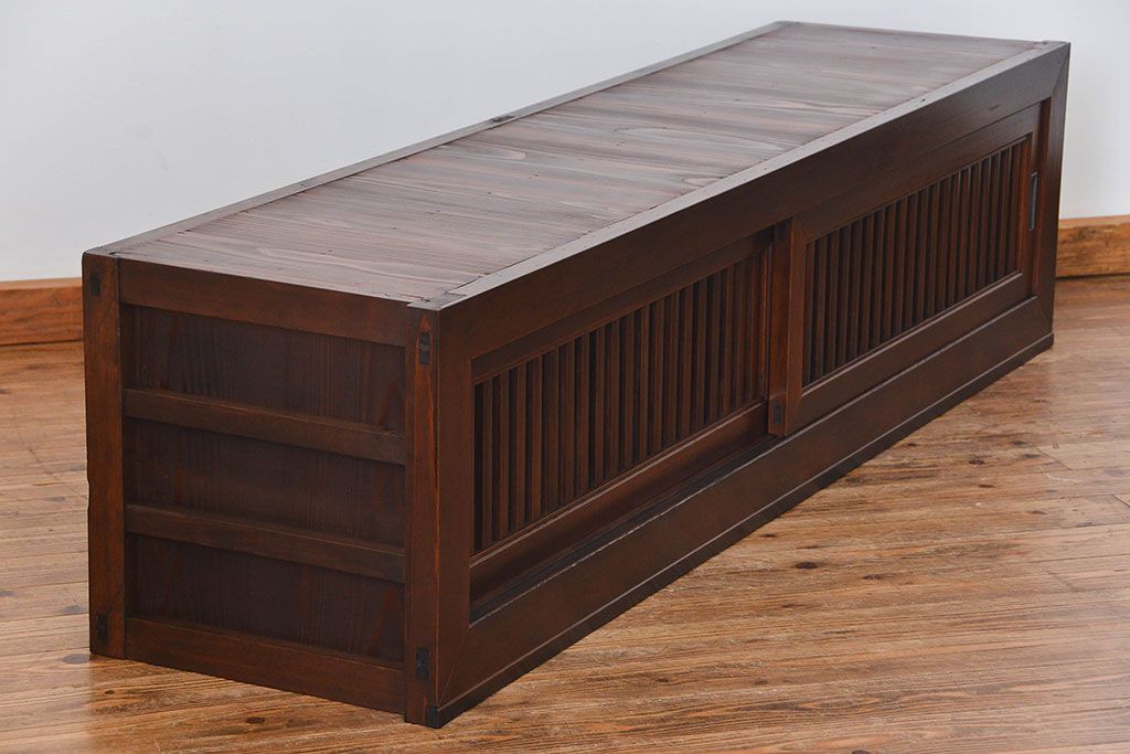 アンティーク家具　アンティーク モダンな縦桟引き戸の時代箪笥 ローボード(水屋箪笥、ローチェスト、TVボード、テレビ台、キャビネット、収納棚)