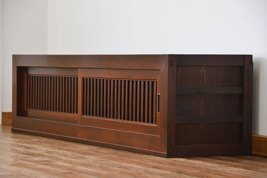 アンティーク家具　アンティーク モダンな縦桟引き戸の時代箪笥 ローボード(水屋箪笥、ローチェスト、TVボード、テレビ台、キャビネット、収納棚)