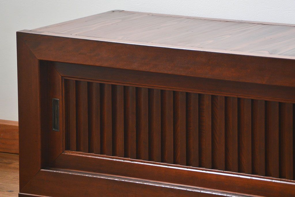 アンティーク家具　アンティーク モダンな縦桟引き戸の時代箪笥 ローボード(水屋箪笥、ローチェスト、TVボード、テレビ台、キャビネット、収納棚)