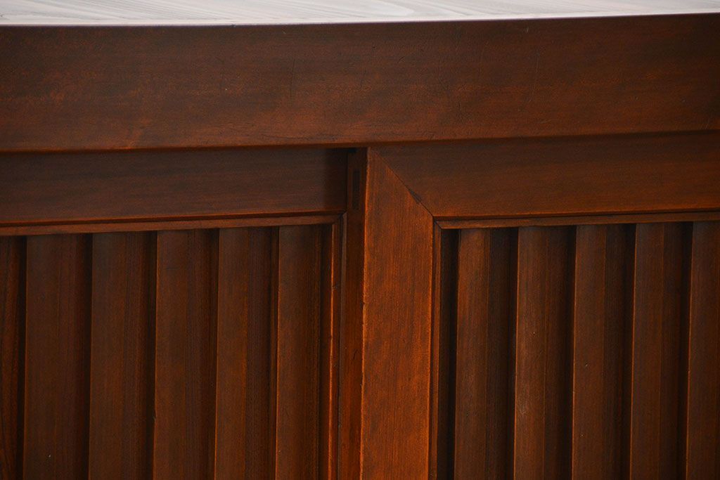 アンティーク家具　アンティーク モダンな縦桟引き戸の時代箪笥 ローボード(水屋箪笥、ローチェスト、TVボード、テレビ台、キャビネット、収納棚)