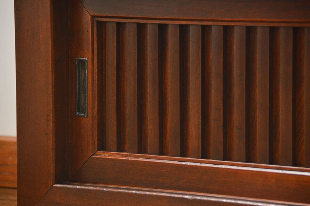 アンティーク家具　アンティーク モダンな縦桟引き戸の時代箪笥 ローボード(水屋箪笥、ローチェスト、TVボード、テレビ台、キャビネット、収納棚)