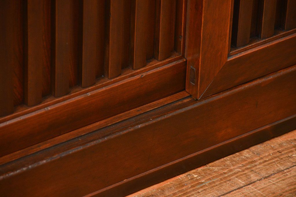 アンティーク家具　アンティーク モダンな縦桟引き戸の時代箪笥 ローボード(水屋箪笥、ローチェスト、TVボード、テレビ台、キャビネット、収納棚)