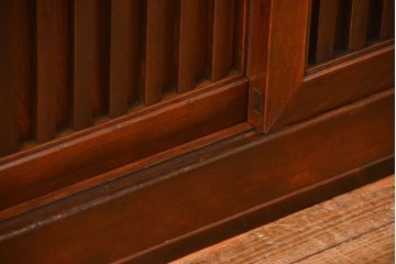 アンティーク家具　アンティーク モダンな縦桟引き戸の時代箪笥 ローボード(水屋箪笥、ローチェスト、TVボード、テレビ台、キャビネット、収納棚)