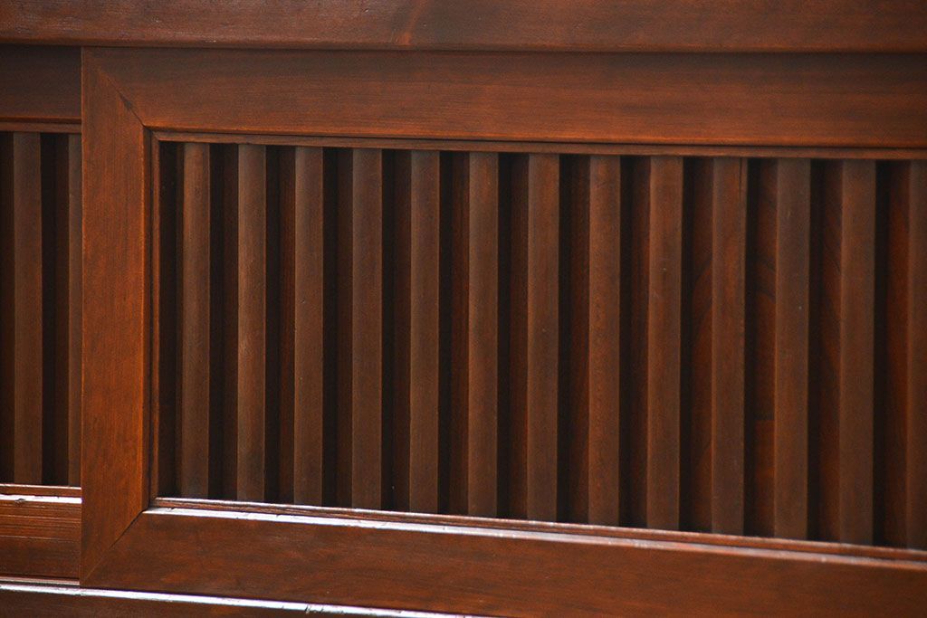 アンティーク家具　アンティーク モダンな縦桟引き戸の時代箪笥 ローボード(水屋箪笥、ローチェスト、TVボード、テレビ台、キャビネット、収納棚)