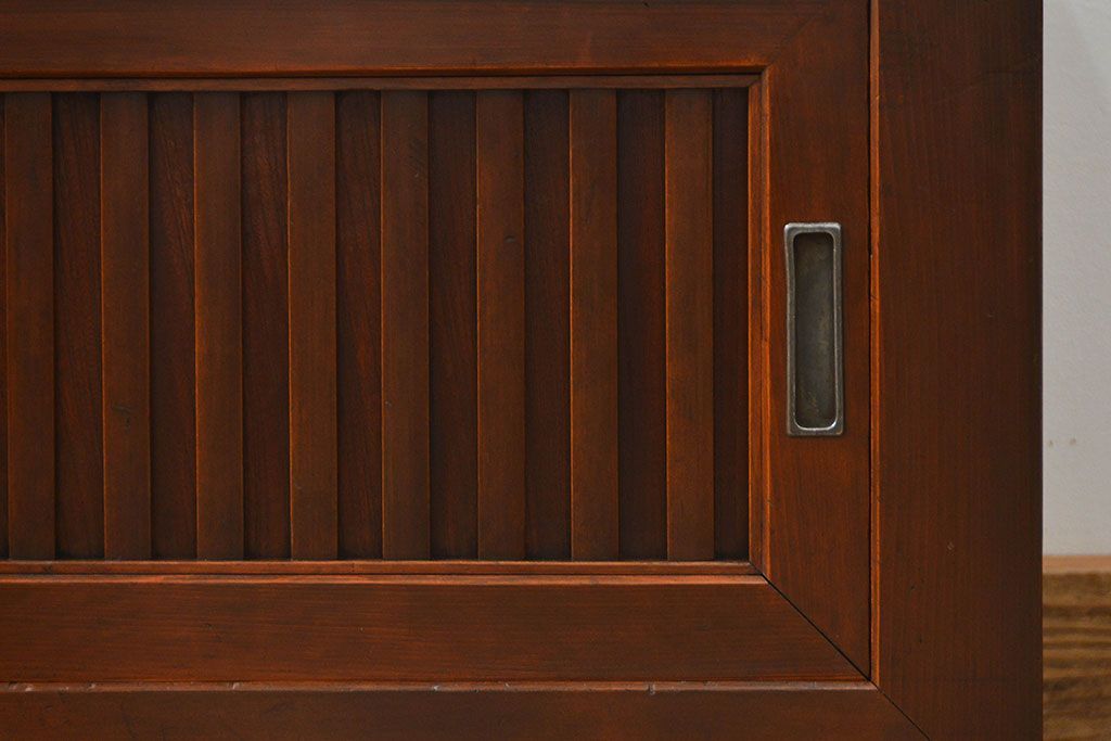 アンティーク家具　アンティーク モダンな縦桟引き戸の時代箪笥 ローボード(水屋箪笥、ローチェスト、TVボード、テレビ台、キャビネット、収納棚)