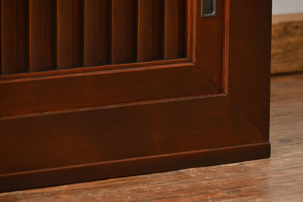 アンティーク家具　アンティーク モダンな縦桟引き戸の時代箪笥 ローボード(水屋箪笥、ローチェスト、TVボード、テレビ台、キャビネット、収納棚)