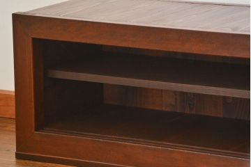 アンティーク家具　アンティーク モダンな縦桟引き戸の時代箪笥 ローボード(水屋箪笥、ローチェスト、TVボード、テレビ台、キャビネット、収納棚)