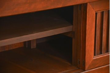 アンティーク家具　アンティーク モダンな縦桟引き戸の時代箪笥 ローボード(水屋箪笥、ローチェスト、TVボード、テレビ台、キャビネット、収納棚)