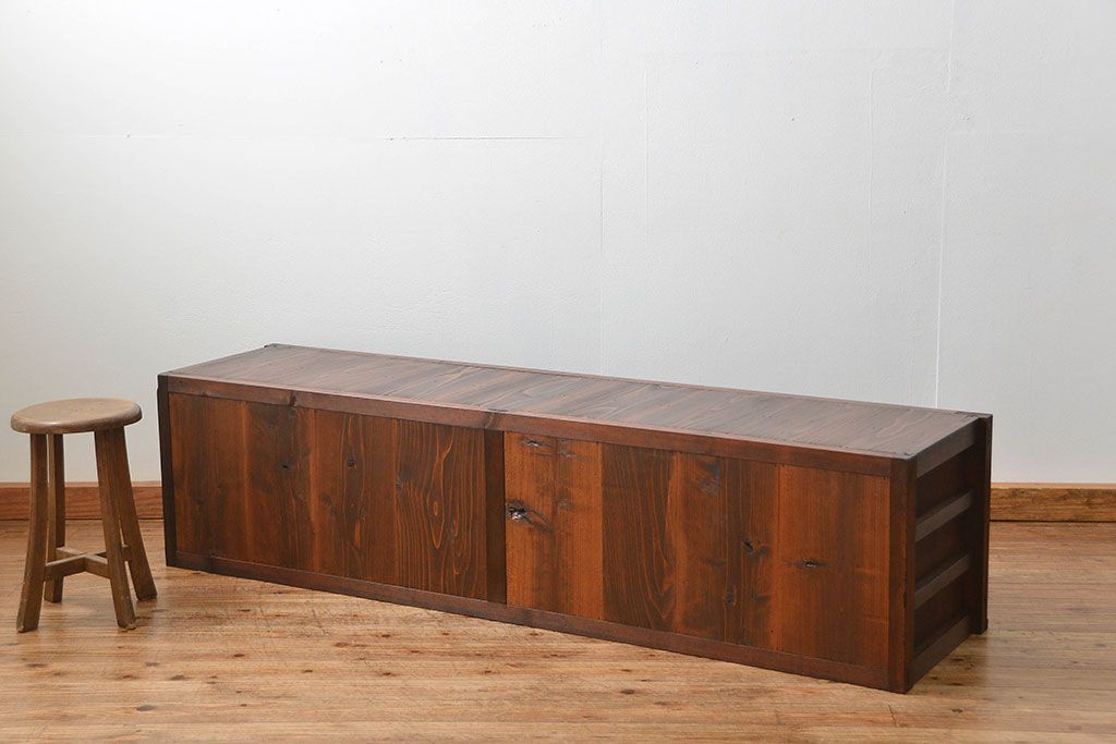 アンティーク家具　アンティーク モダンな縦桟引き戸の時代箪笥 ローボード(水屋箪笥、ローチェスト、TVボード、テレビ台、キャビネット、収納棚)