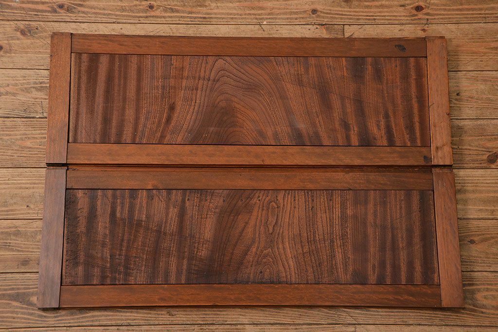 アンティーク家具　アンティーク モダンな縦桟引き戸の時代箪笥 ローボード(水屋箪笥、ローチェスト、TVボード、テレビ台、キャビネット、収納棚)