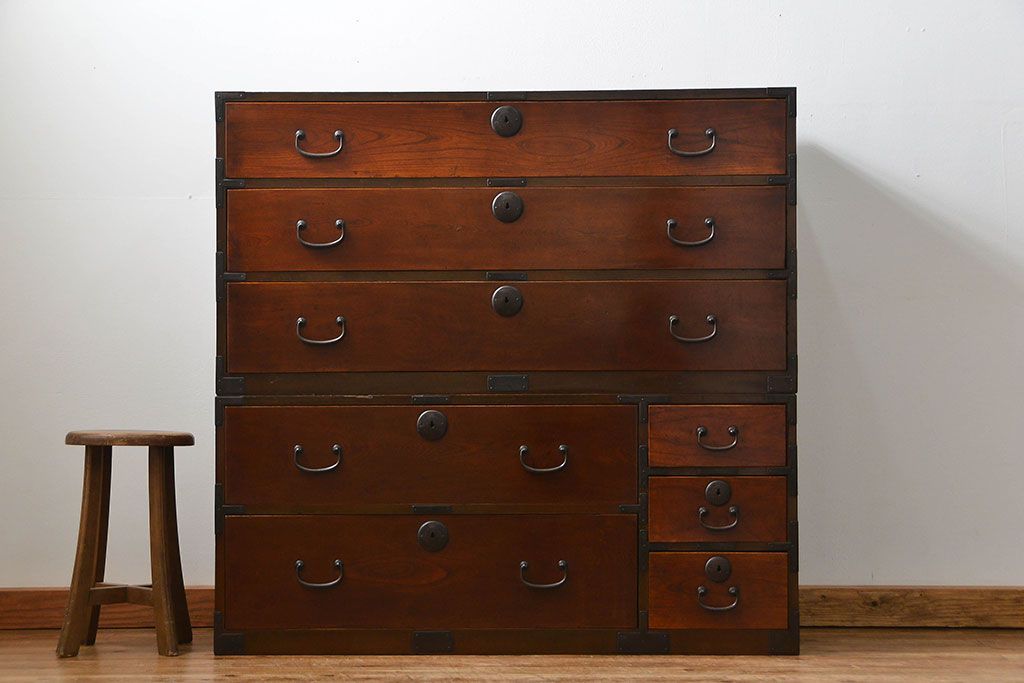 アンティーク家具　古民具・骨董 前面欅材!シンプルな二段重ね時代箪笥(チェスト、タンス)