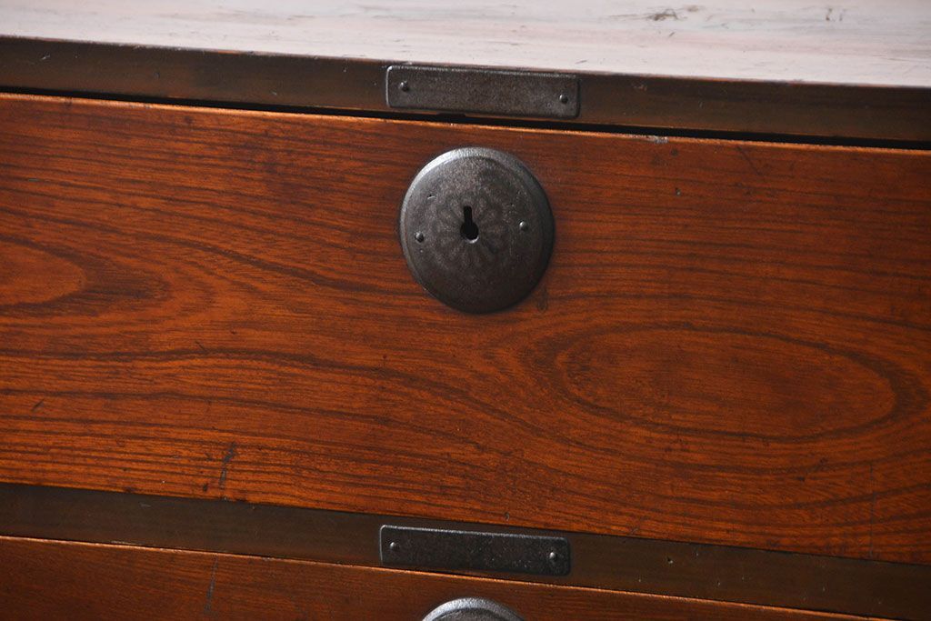 アンティーク家具　古民具・骨董 前面欅材!シンプルな二段重ね時代箪笥(チェスト、タンス)