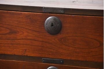 アンティーク家具　古民具・骨董 前面欅材!シンプルな二段重ね時代箪笥(チェスト、タンス)
