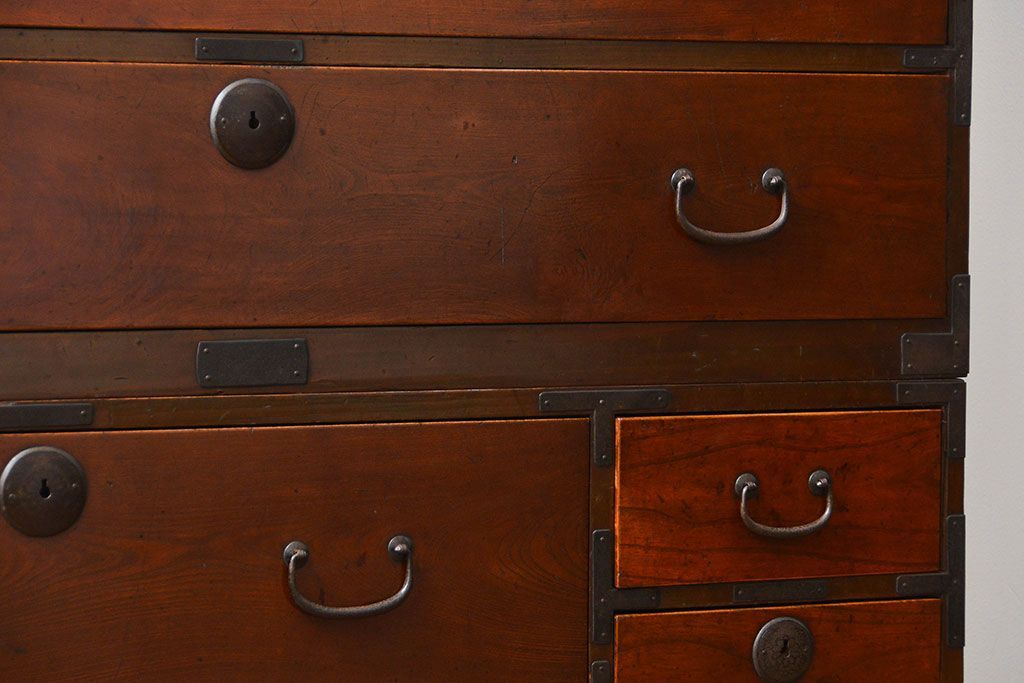 アンティーク家具　古民具・骨董 前面欅材!シンプルな二段重ね時代箪笥(チェスト、タンス)